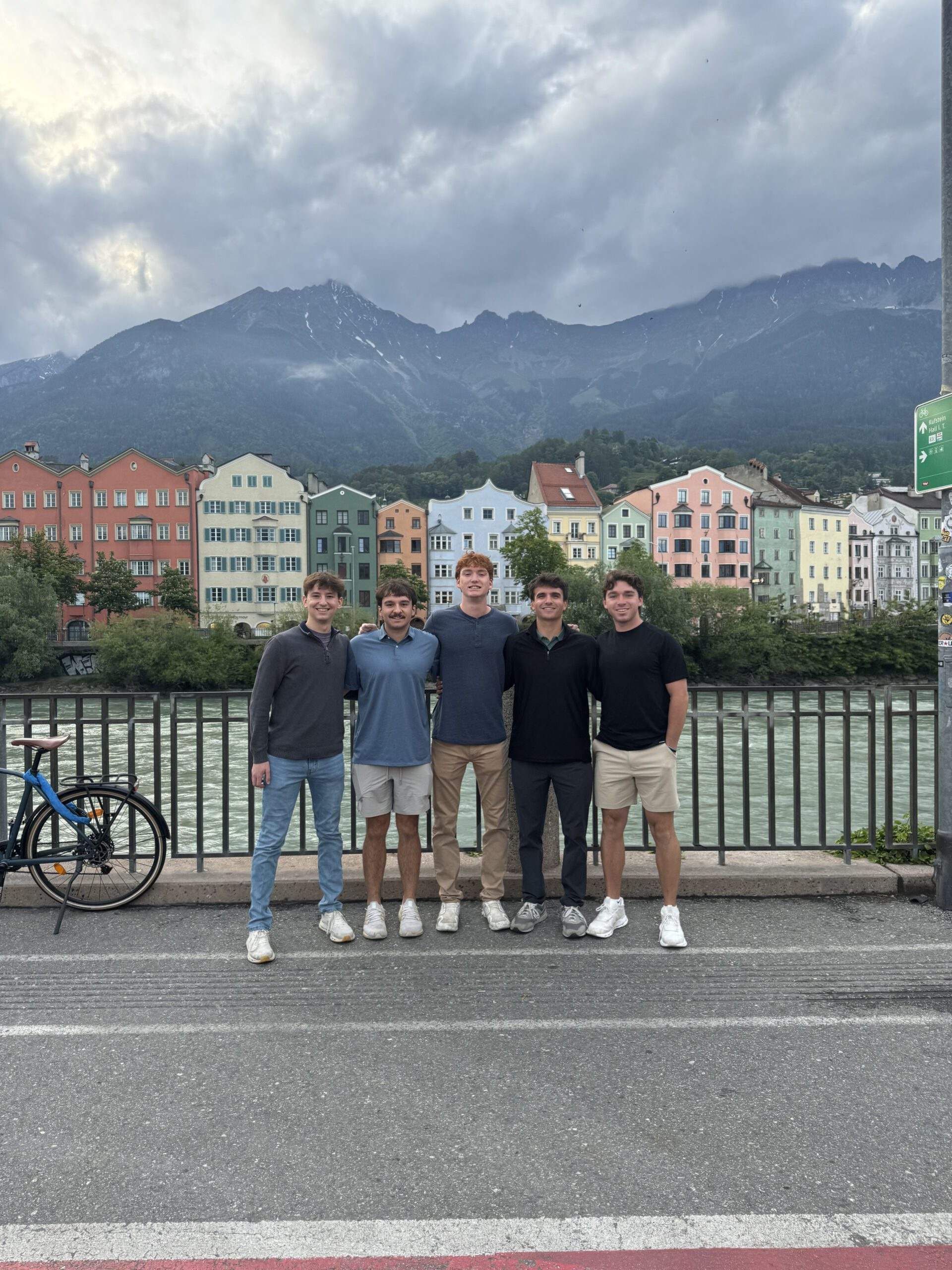 5 GLO students standing in front of colorful houses in Switzerland