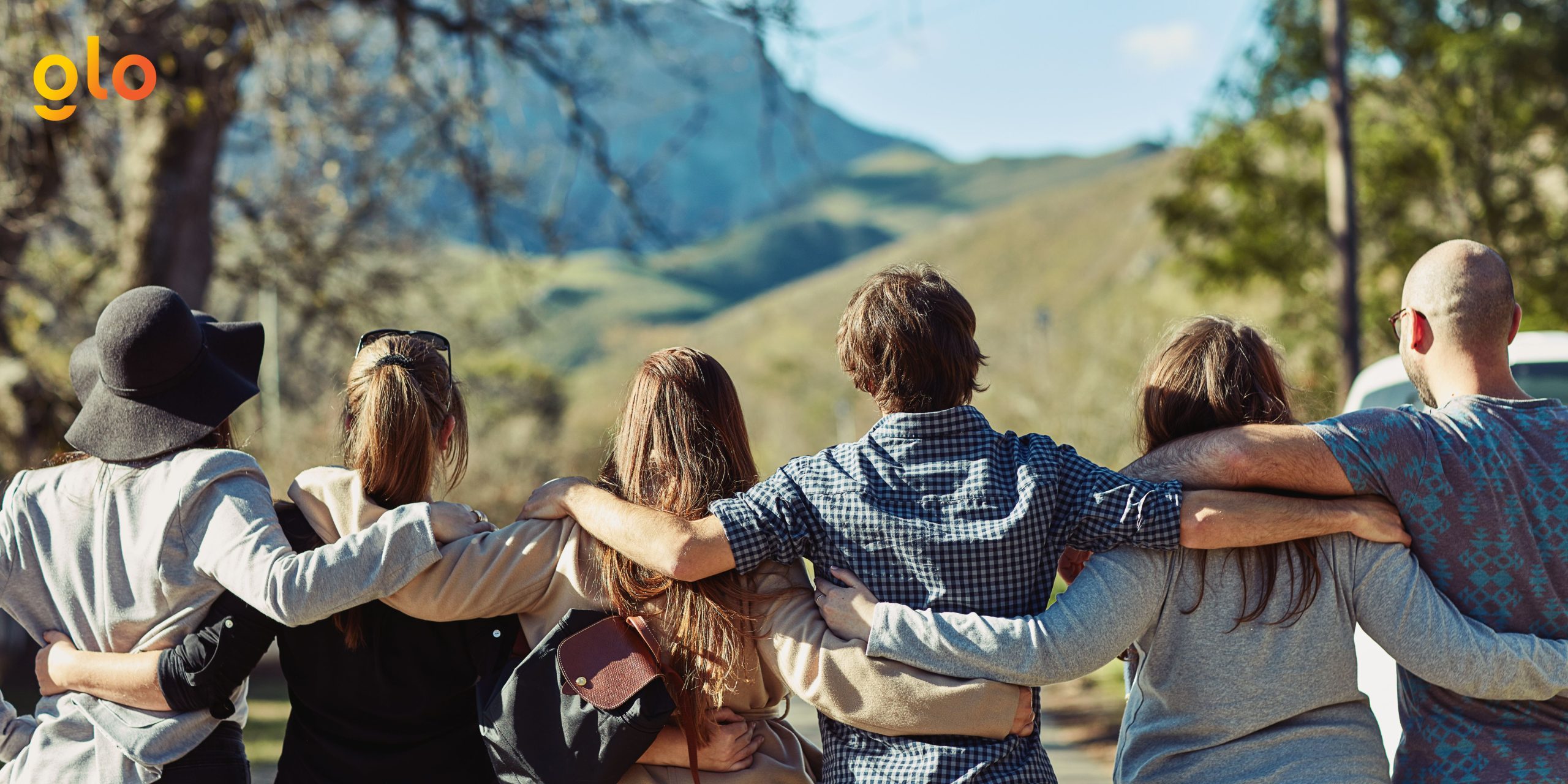 studying abroad alone vs with friends